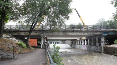 60 деревьев вырубят близ моста через Есентай на юге Алматы. Взамен обещают высадить 600 саженцев