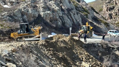 Глубокий провал на дороге заделали в ВКО