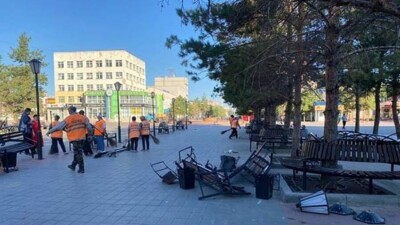 В Костанае водитель выехал на пешеходную зону, устроил погром и скрылся