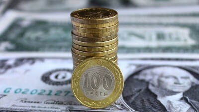 Почему тенге ослаб на первых торгах 2024 года, объяснили в АФК