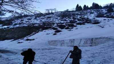 Лавина сошла на дорогу близ Есика. Местных жителей снова просят не ходить в горы