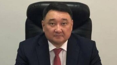 Найденного спящим на остановке руководителя департамента КРЕМ в СКО уволили