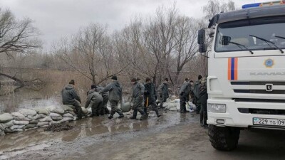 На 15 автодорогах республиканского значения ограничили движение из-за паводков