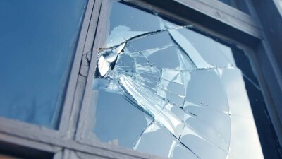 "Угрожали, побили окна": не бастовавшие работники "скорой" в Жанаозене уволились под давлением коллег