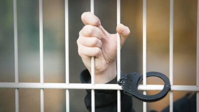 Главу миграционного управления Абайской области задержал Антикор