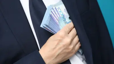 Взятка и "мёртвые души": чиновника и его подчинённого судят в Караганде