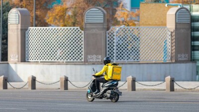 Вооружённого доставщика еды задержали в Алматы
