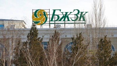 Сколько денег сняли казахстанцы с пенсионных счетов после повышения порога достаточности