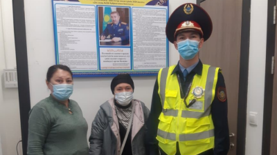 Женщина забыла сумку с 4000 долларов в аэропорту Туркестана. Ей помогли полицейские