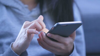 Запрет смартфонов в школе: имеет ли право учитель забрать гаджет и можно ли будет звонить на переменах