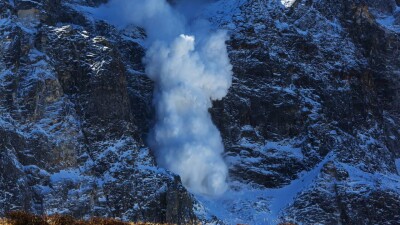 10 опасных лавин сошло в горах Алматы за двое суток