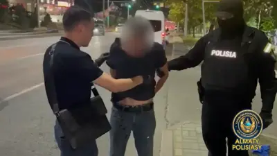 "Помощников полиции", разгуливавших с наручниками, задержали в Алматы