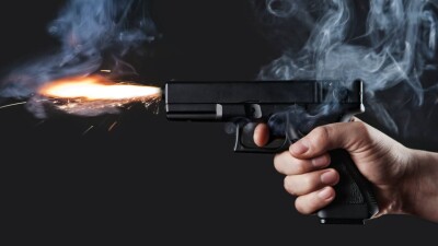 Мопедист выстрелил по автобусу в Алматы