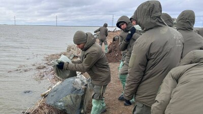 Охрану президента Казахстана направили на укрепление дамбы в Акмолинской области