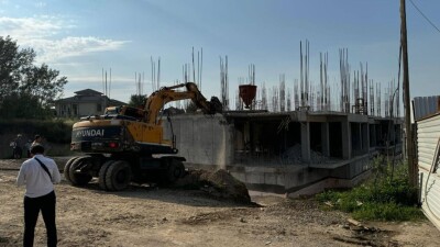 Незаконно строящийся ЖК начали сносить в Алматы