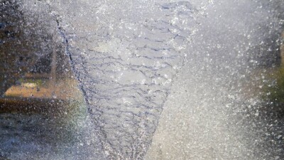 Фонтан кипятка забил из-под асфальта в популярном среди туристов месте Алматы
