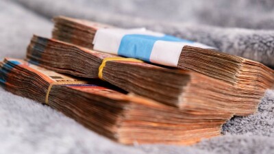 Учитель из Шымкента хотел стать банкротом и отдал деньги аферистке