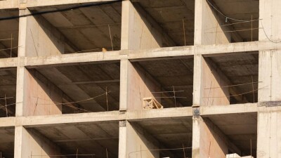Сорвался лифт: рабочий погиб на стройке ЖК в Караганде