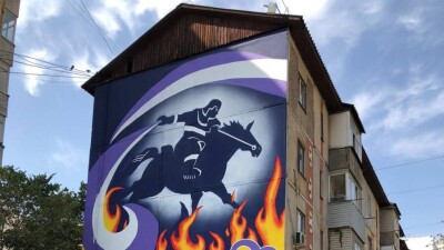 Пожарного в образе батыра изобразили на фасаде пятиэтажки в Алматы