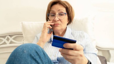 Трёх помощников телефонных аферистов задержали в ВКО. Они причастны к обману более 50 человек