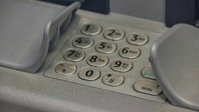Астанчанка украла 940 тысяч тенге, которые другой горожанин оставил в банкомате