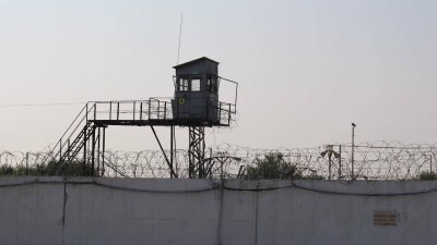 Проносили заключённым запрещённые предметы: двух сотрудников ДУИС осудили за взятки в Алматинской области