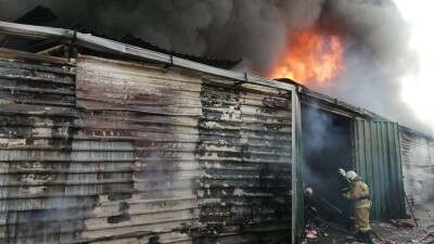 Пожар произошёл в районе барахолки Алматы