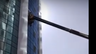Стрела подъёмного крана попала в окно квартиры в Нур-Султане