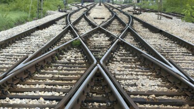 Два железнодорожника погибли под поездом на юге Казахстана