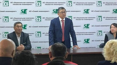 Кандидат в президенты Мейрам Кажыкен посетил завод в Семее