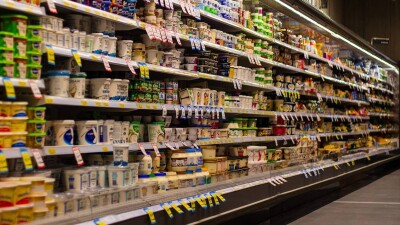 За вымогательство с продавцов просроченных продуктов осудили двух общественников в Астане