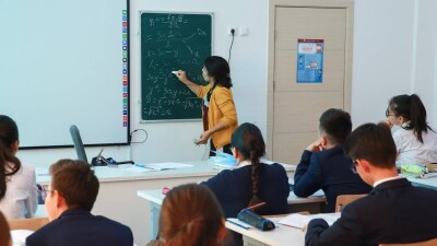 Школьников второй смены переводят на удалёнку из-за бури в Астане