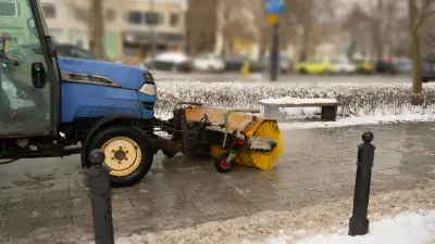 Алматы готовится к снегу и гололёду: обработку улиц начали заранее