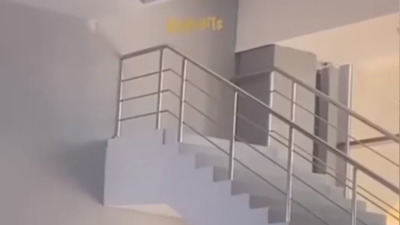 Почему в аэропорту Костаная лестница упирается в стену. Комментарий администрации