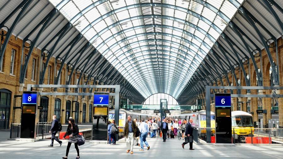 Британские железнодорожники пригрозили остановкой поездов из-за задержек зарплаты и сокращений