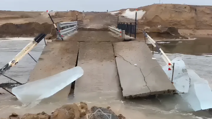 Разлившаяся река размыла временный мост в Западном Казахстане