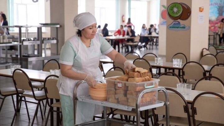 Казахстанцев просят сообщать о нарушениях в школьных столовых и туалетах