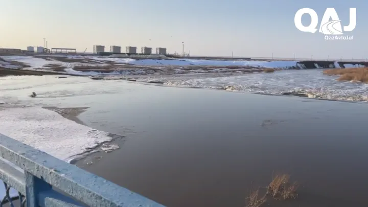 Мост через Эмбу в Актюбинской области перекрыли из-за паводков