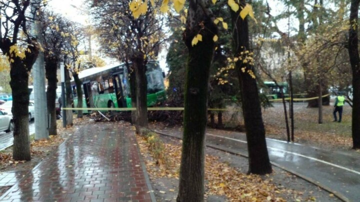 Столкновение автобусов в центре Алматы запечатлела камера видеонаблюдения