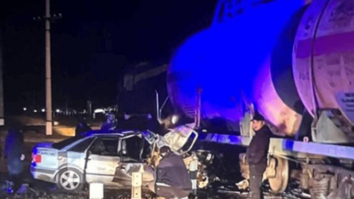 Поезд наехал на автомобиль в Акмолинской области, три человека погибли