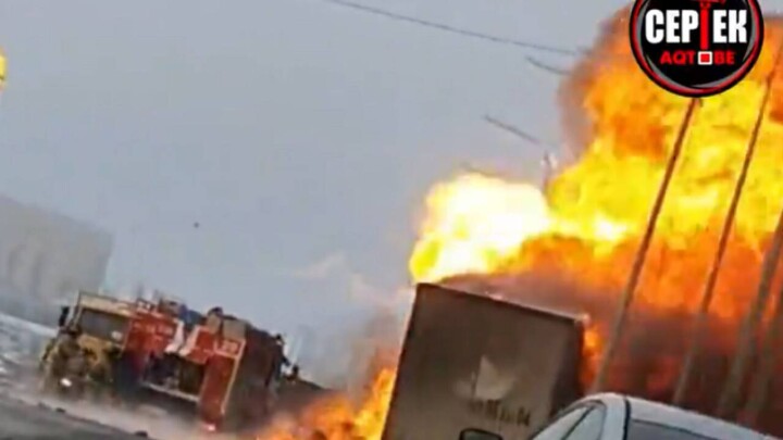 Прицеп сгорел прямо на дороге в Хромтау. Он перевозил газовые баллоны