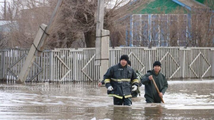 Более 150 домов и 21 двор затопило за сутки на западе Казахстана