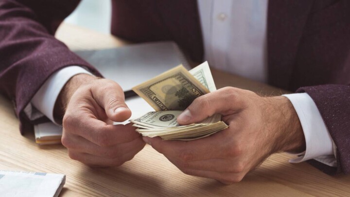 Нацбанк Казахстана решил до апреля продать доллары на 750 млрд тенге для снижения инфляции