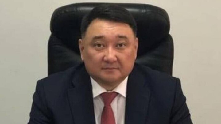 Найденного спящим на остановке руководителя департамента КРЕМ в СКО уволили