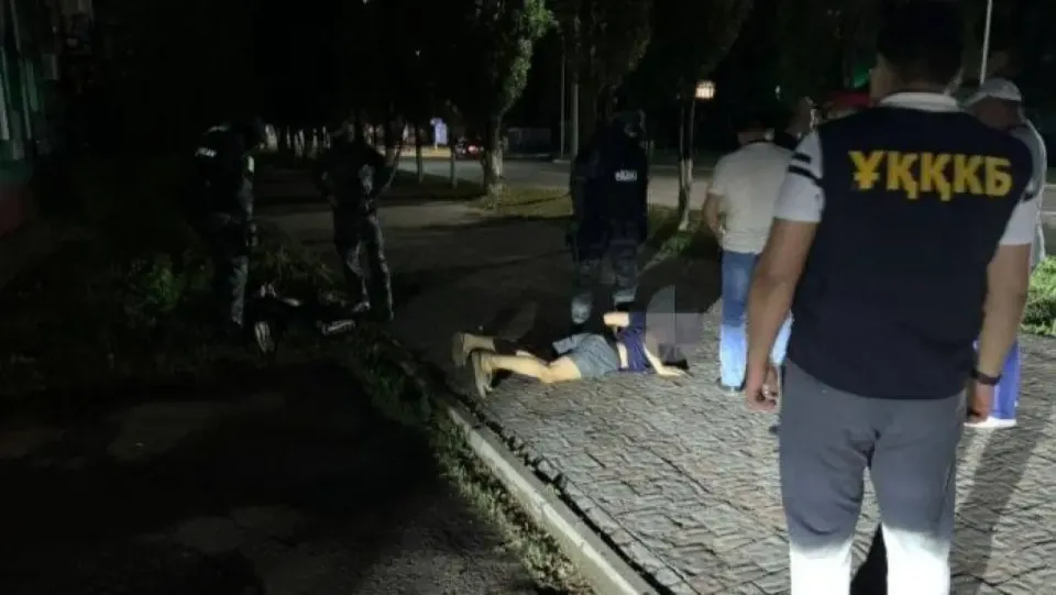 Сотрудники УБОП задерживают подозреваемого / Фото Polisia.kz
