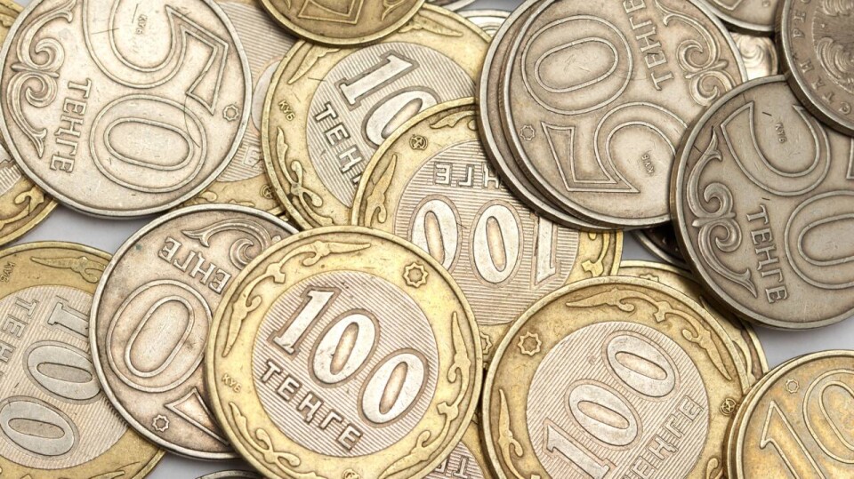 Тенге может незначительно укрепиться к началу октября, считают финансисты