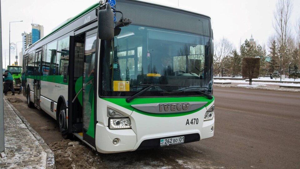 Автобусы опаздывают на 40 минут из-за непогоды в Астане