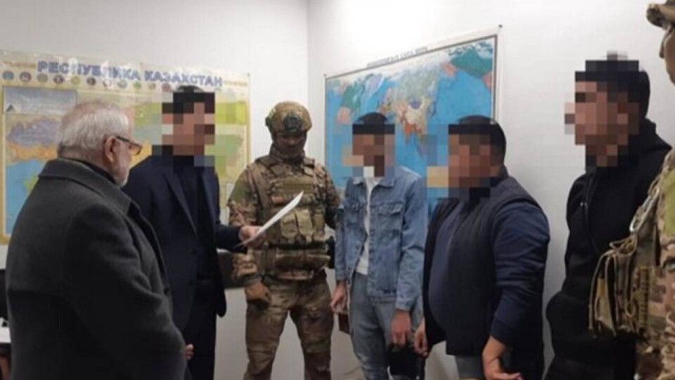 Оказавшиеся афганцами "европейцы" пытались дать взятку чиновнику в Алматы