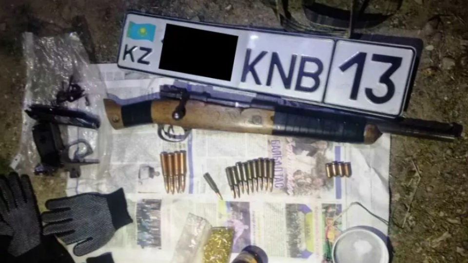 В Кыргызстане нашли тайник с оружием, в нём был казахстанский автомобильный номер