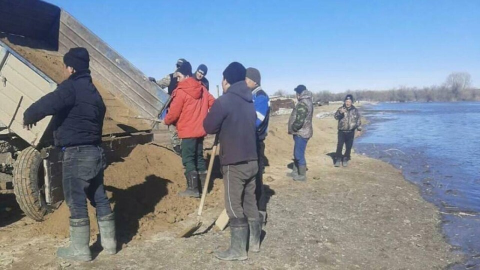 В затопленных сёлах Казахстана тоже голосуют на выборах: бюллетени повезут на лодках